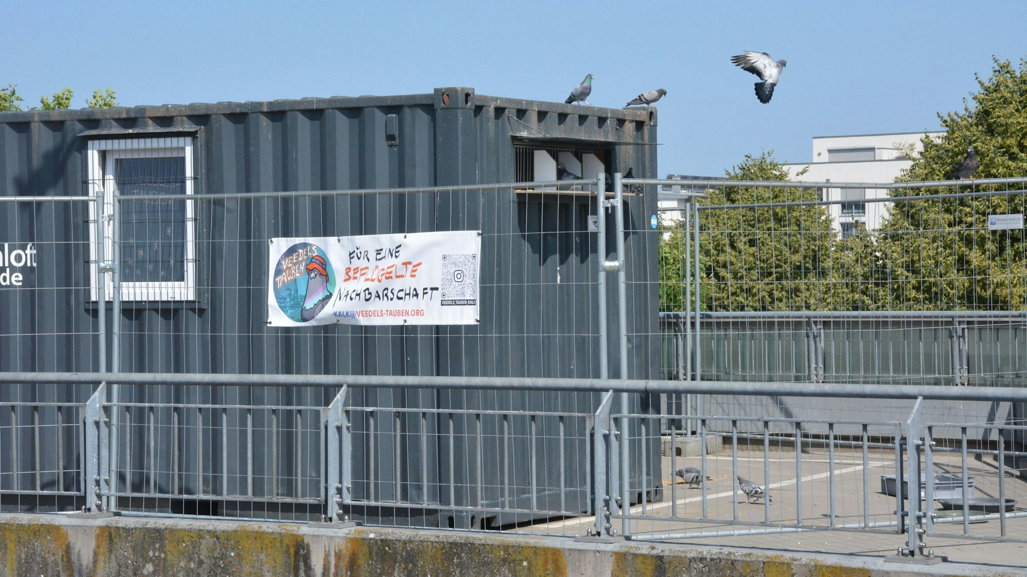 Das neue Taubenhaus auf dem Parkdeck der Köln Arcaden an der Vietorstraße.