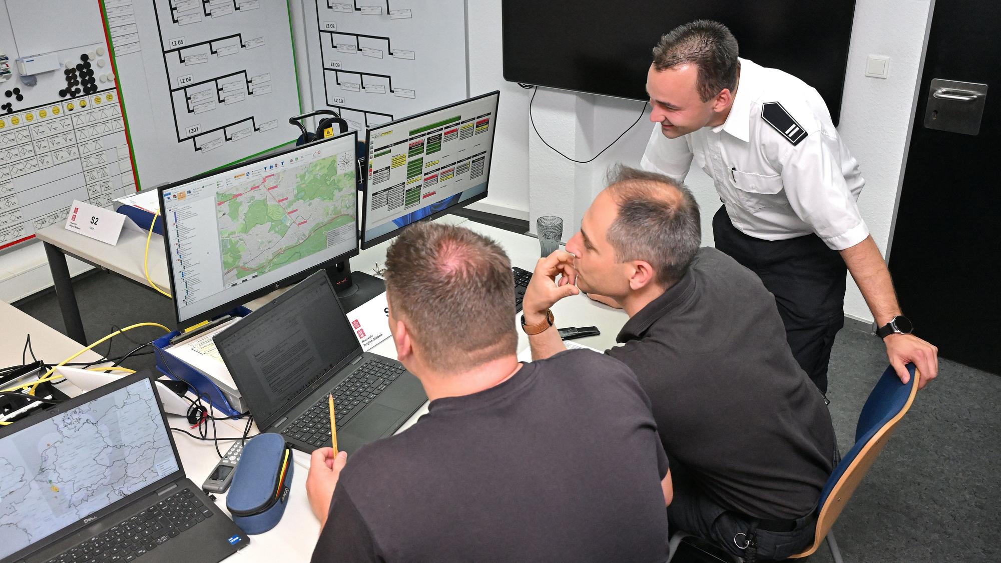 Die Feuerwehreinsatzleitung bei der Jahresübung der Feuerwehr Bergisch Gladbach.