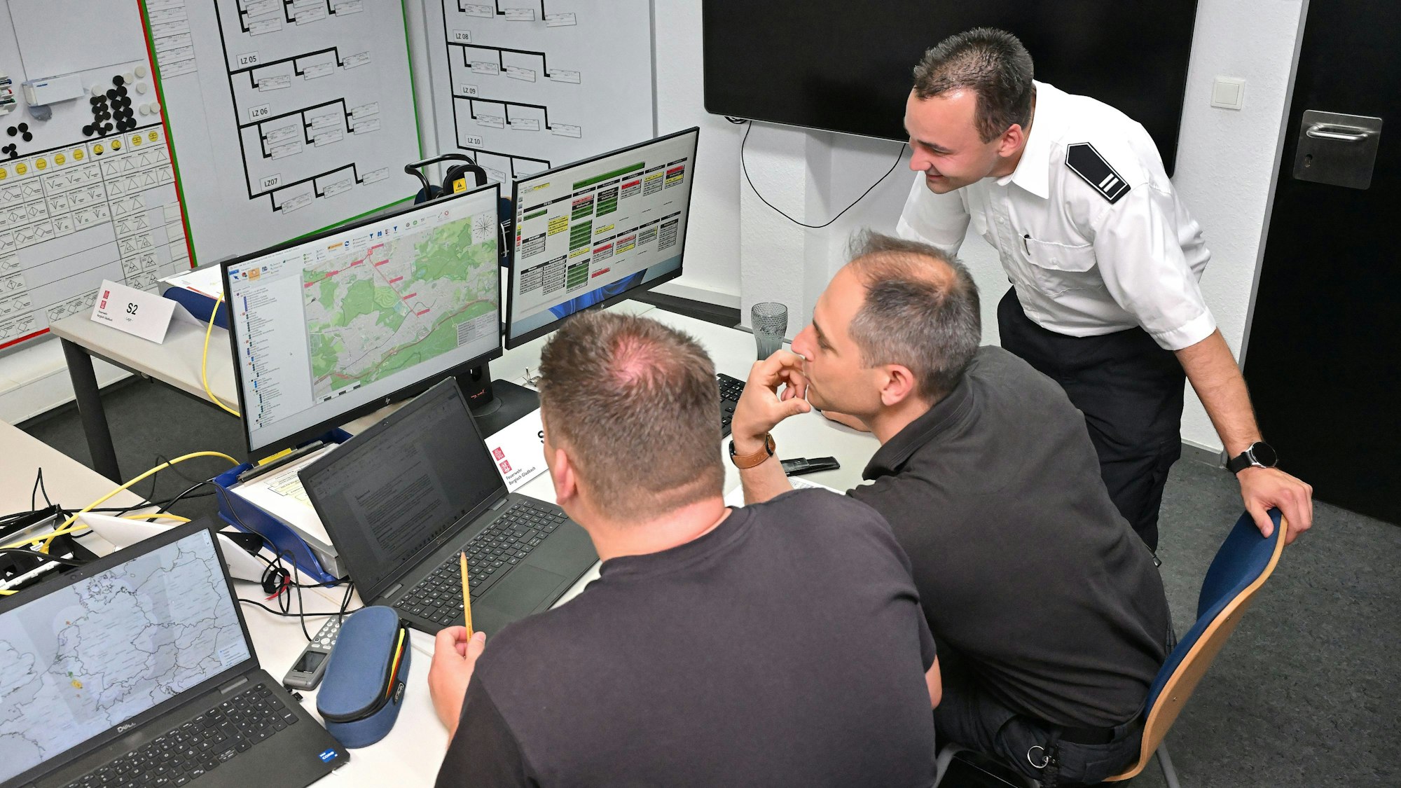 Die Feuerwehreinsatzleitung bei der Jahresübung der Feuerwehr Bergisch Gladbach.