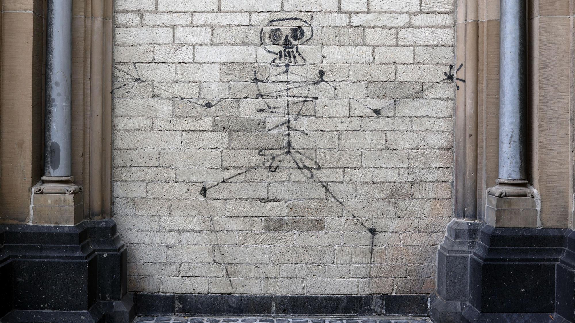Das frisch restaurierte „Totentanz“-Graffiti des Künstlers Harald Naegeli
