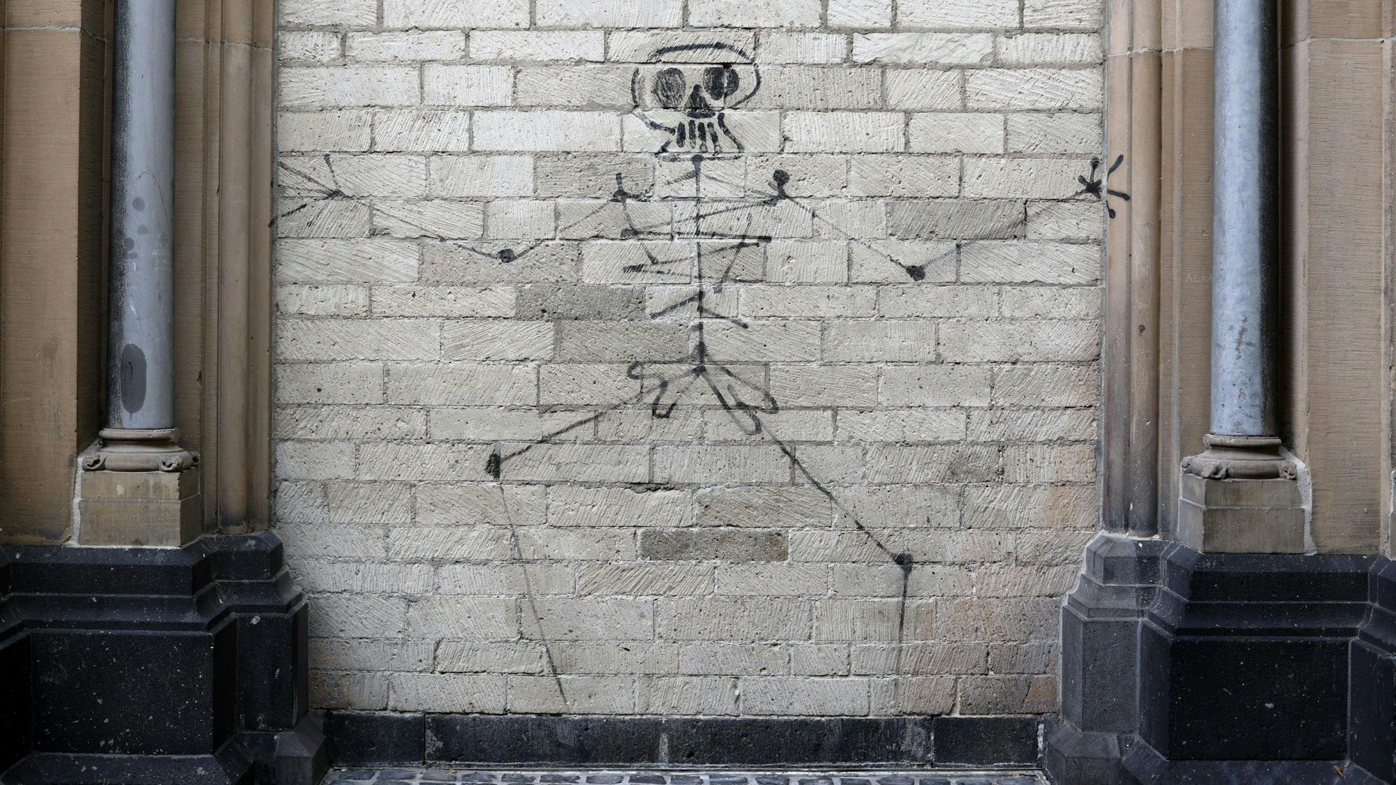 Das frisch restaurierte „Totentanz“-Graffiti des Künstlers Harald Naegeli