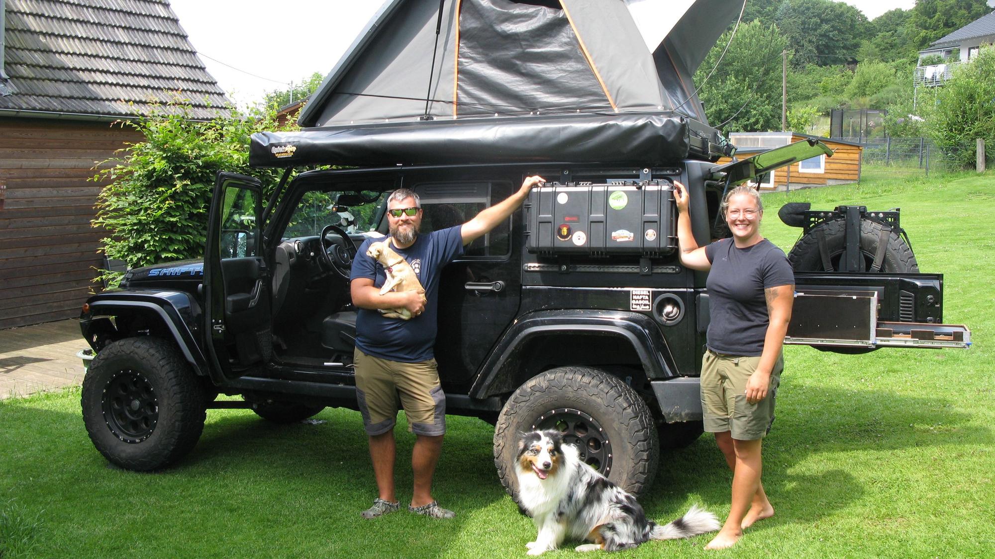 Mit ihrem ausgebauten Jeep und zwei Hunden fahren Marco und Nina Ebken aus Windeck seit neun Monaten durch Europa.