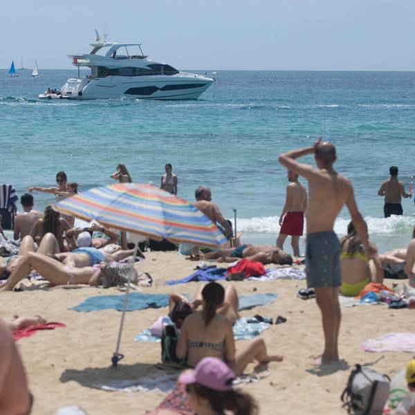 18.05.2025, Spanien, Palma: An einem Tag mit Temperaturen um die 29 Grad, etwas höher als für diese Jahreszeit üblich, sonnen sich die Menschen am Strand von Cala Major in Palma. Foto: Clara Margais/dpa +++ dpa-Bildfunk +++