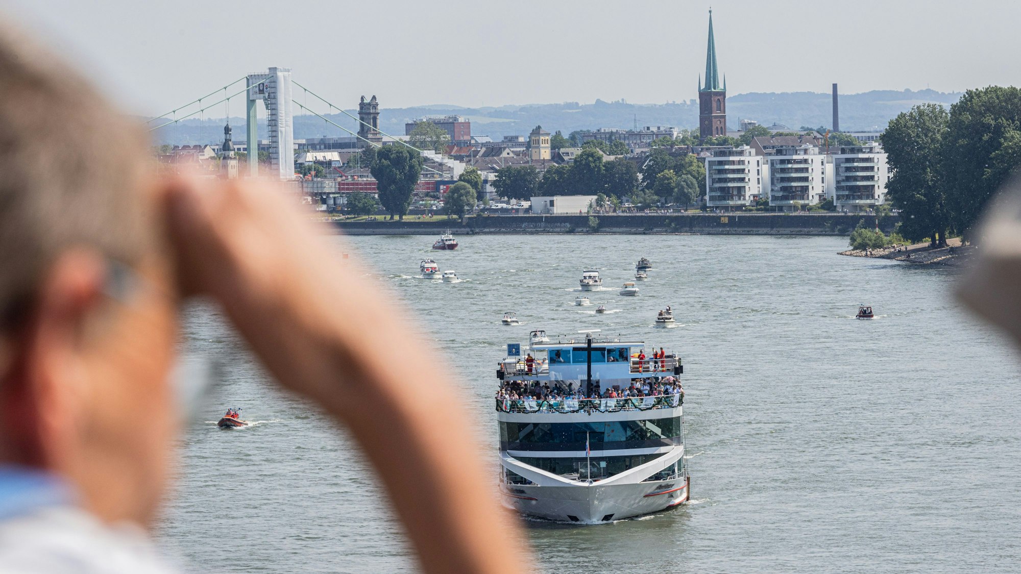 Zuschauer verfolgen die Schiffsprozession von der Zoobrücke aus.