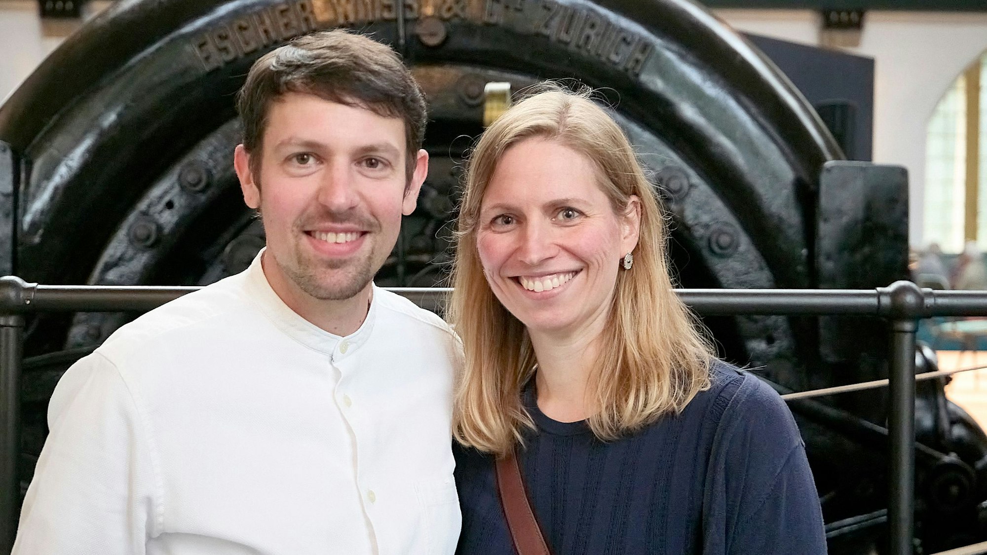 Josefa und Simon Oberem stehen im Jugendstilkraftwerk in Heimbach.