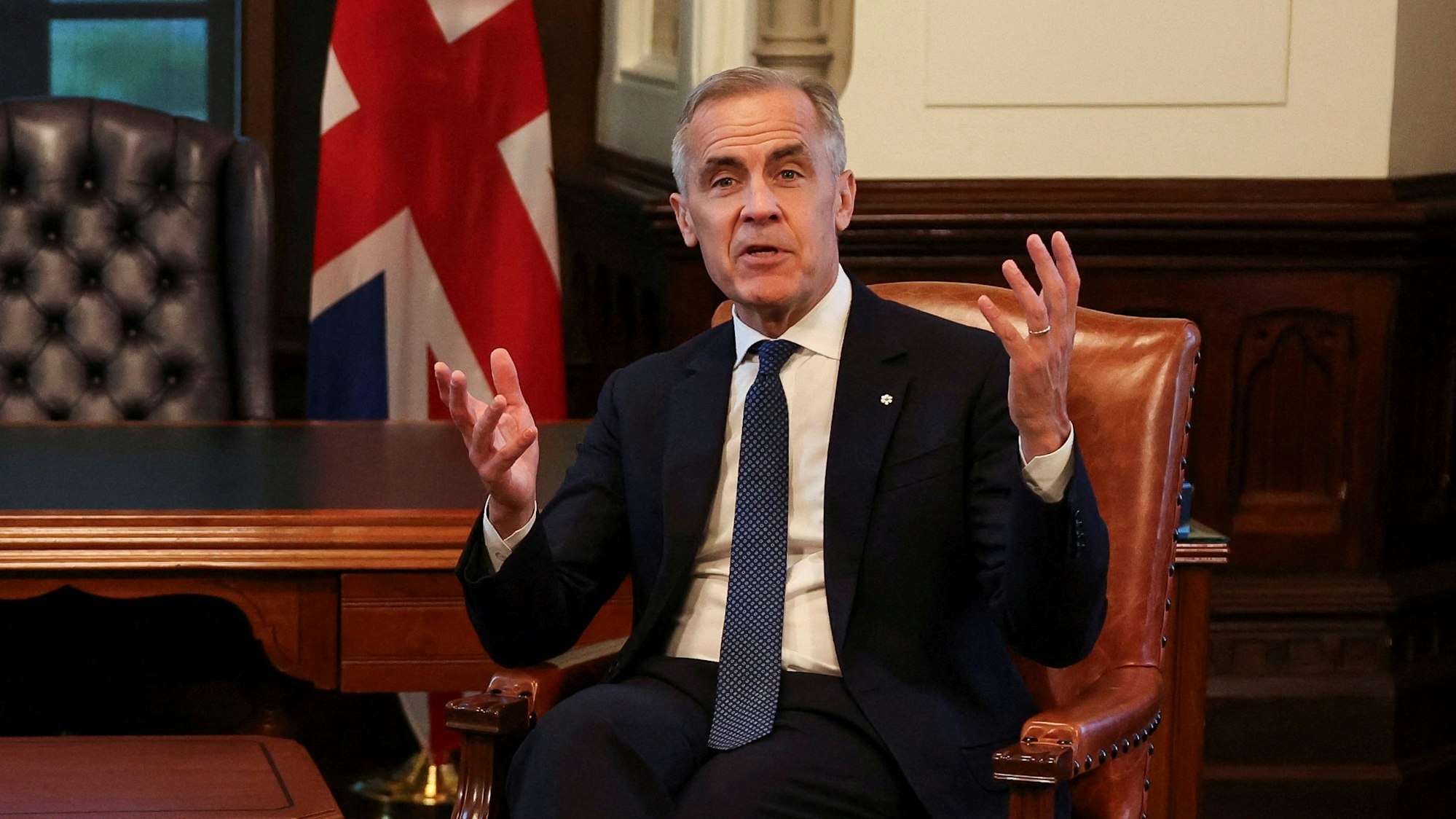 Kanadas Premierminister Mark Carney spricht vor Beginn des G7-Gipfels mit dem britischen Premierminister Starmer bei seinem Treffen auf dem Parliament Hill in Ottawa, Ontario.