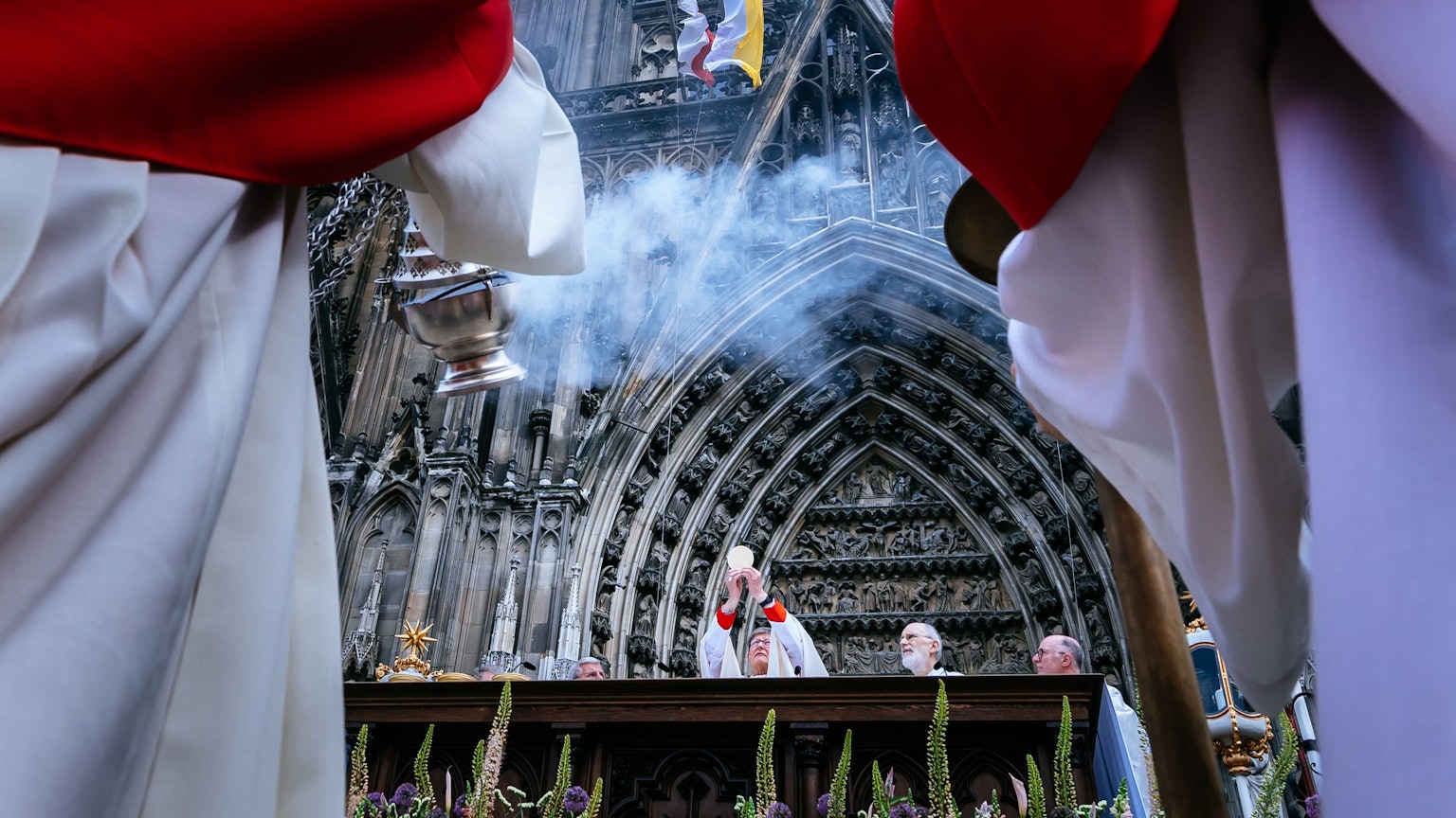 Erzbischof Rainer Maria Kardinal Woelki feiert eine Freiluftmesse auf dem Roncalliplatz.