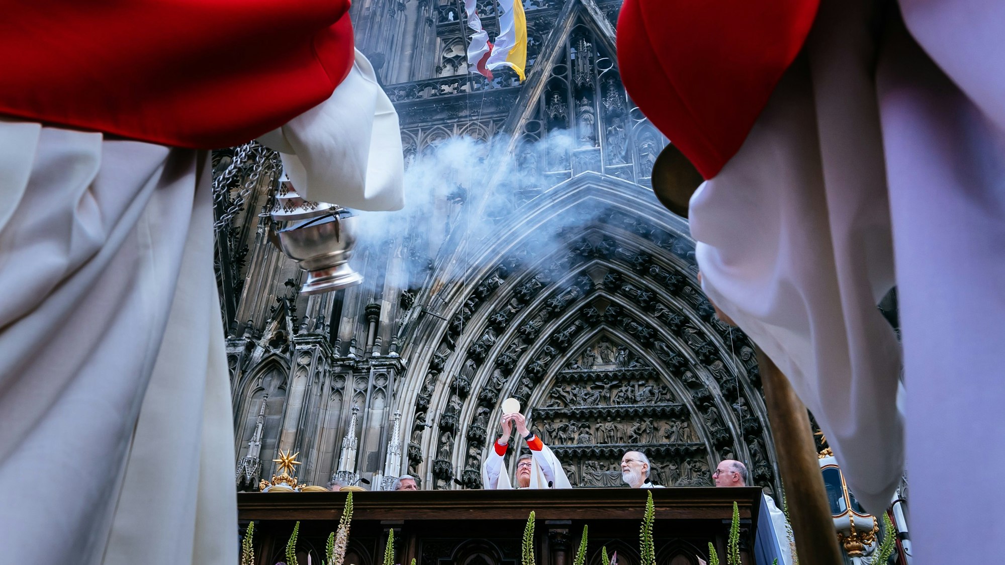 Erzbischof Rainer Maria Kardinal Woelki feiert eine Freiluftmesse auf dem Roncalliplatz.