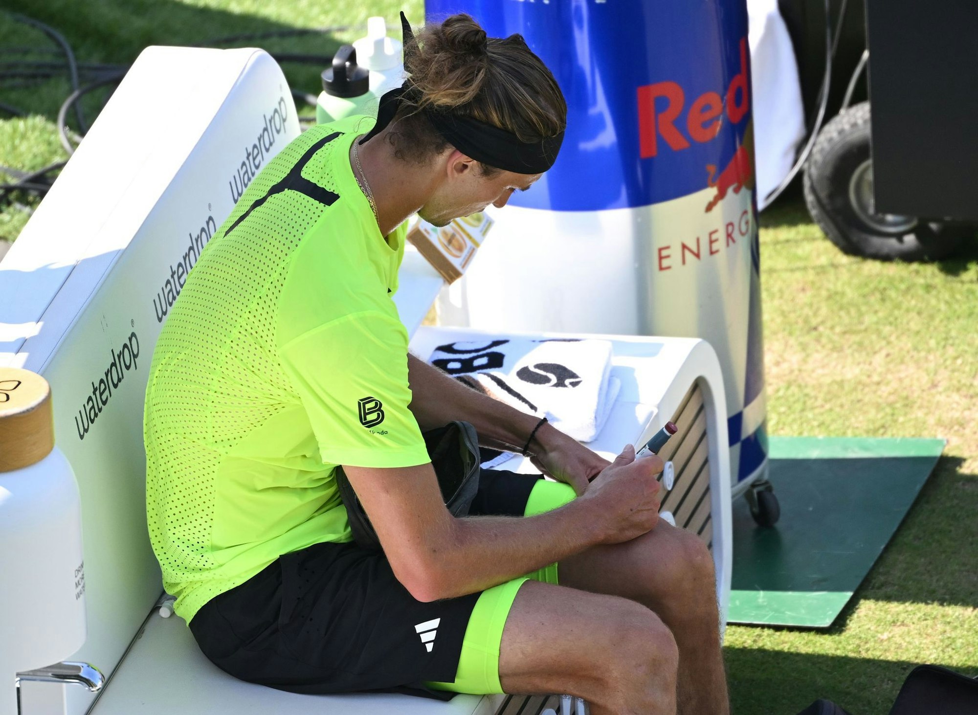 Als Diabetiker muss sich Alexander Zverev spritzen - das hat er auch während seiner Matches im Blick wie hier in Stuttgart.