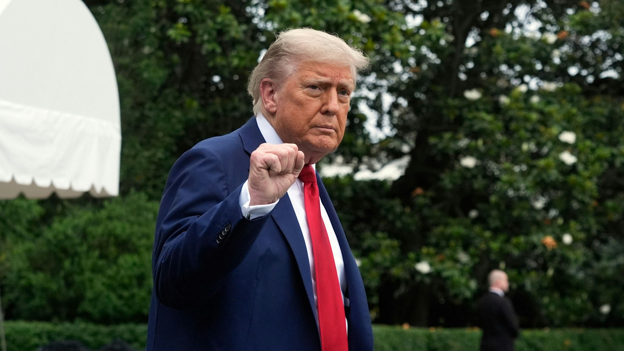 15.06.2025, USA, Washington: US-Präsident Donald Trump geht an Bord der Marine One, nachdem er mit Reportern gesprochen hat, um das Weiße Haus auf dem Weg zum G7-Gipfel in Kanada zu verlassen. Foto: Manuel Balce Ceneta/AP/dpa +++ dpa-Bildfunk +++