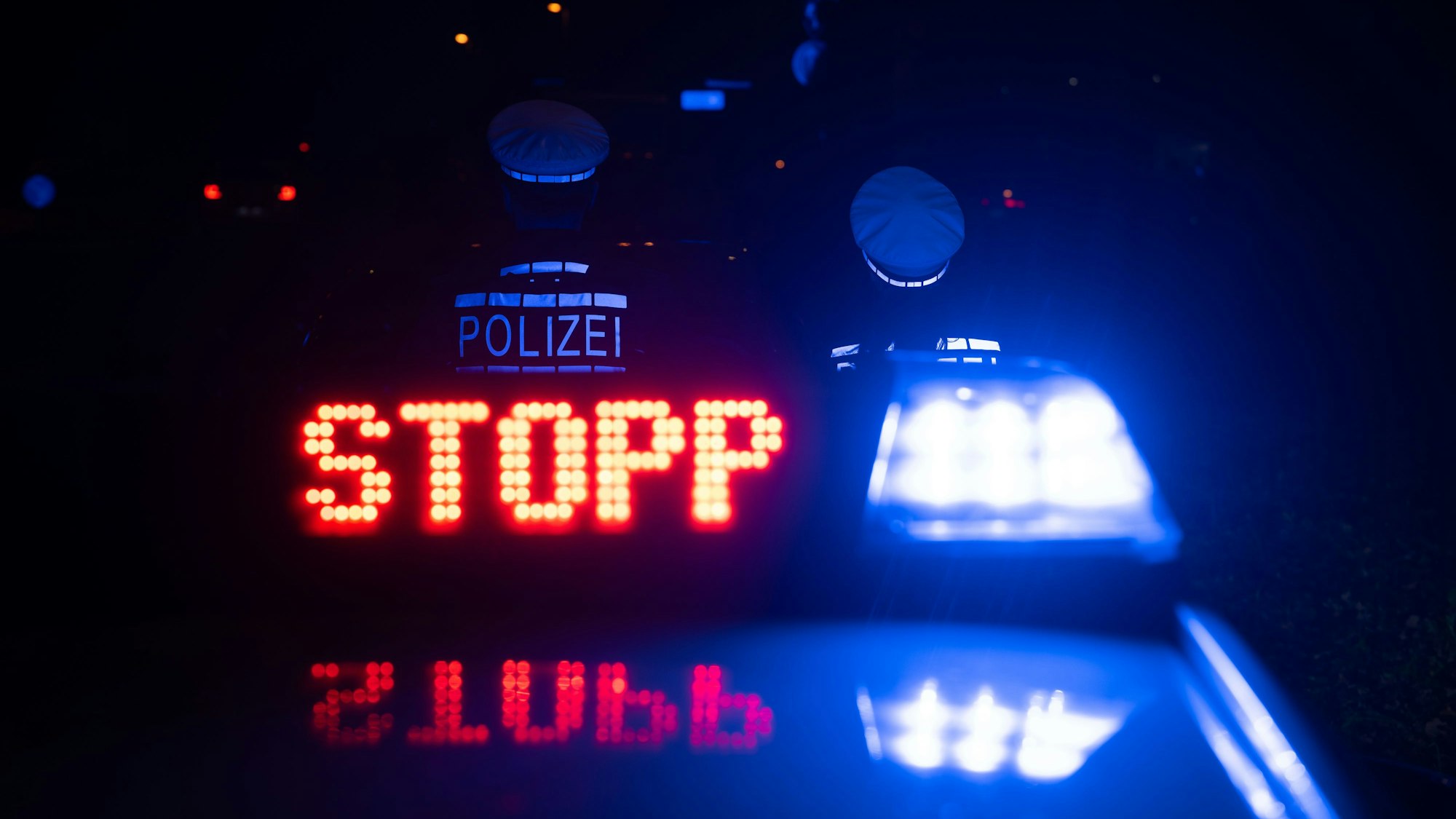Das Wort „Stopp“ ist auf dem Dach eines Polizeiwagens zu lesen.
