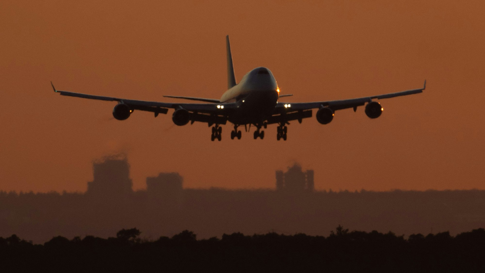 ARCHIV - 02.03.2025, Hessen, Frankfurt/Main: Eine Boeing 747 der Lufthansa setzt im letzten Licht des Tages auf dem Flughafen Frankfurt zur Landung an. (zu dpa: «Nach sechs Jahren Ebbe: Fraport macht Hoffnung auf Dividende») Foto: Boris Roessler/dpa +++ dpa-Bildfunk +++