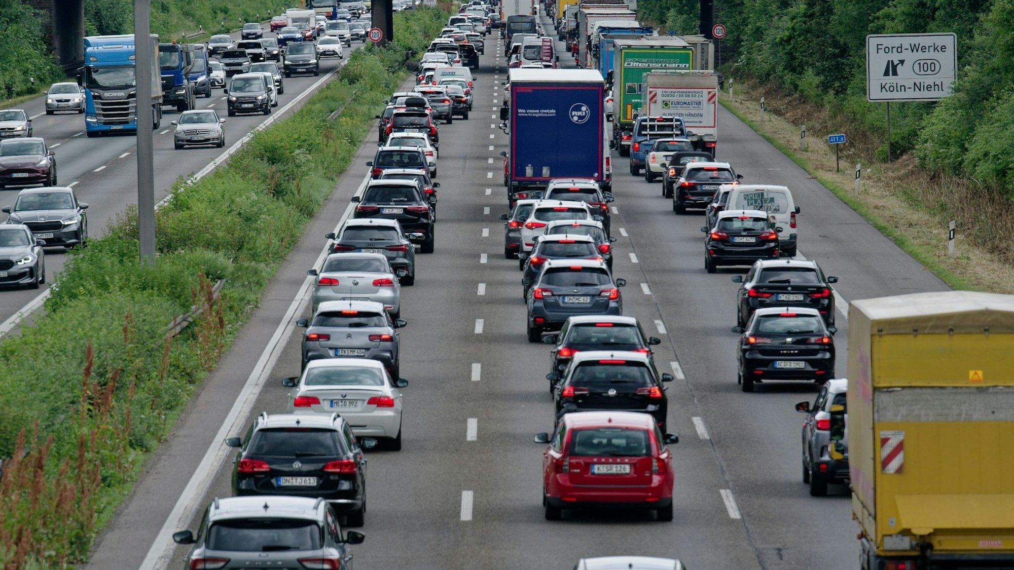 Die Fahrt in das lange Wochenende könnte vor Fronleichnam besonders lang dauern. (Archivbild)