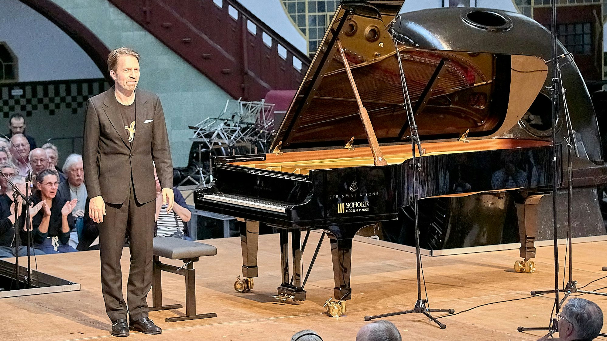 Der Pianist Leif Ove Andsnes steht neben einem schwarzen Flügel.