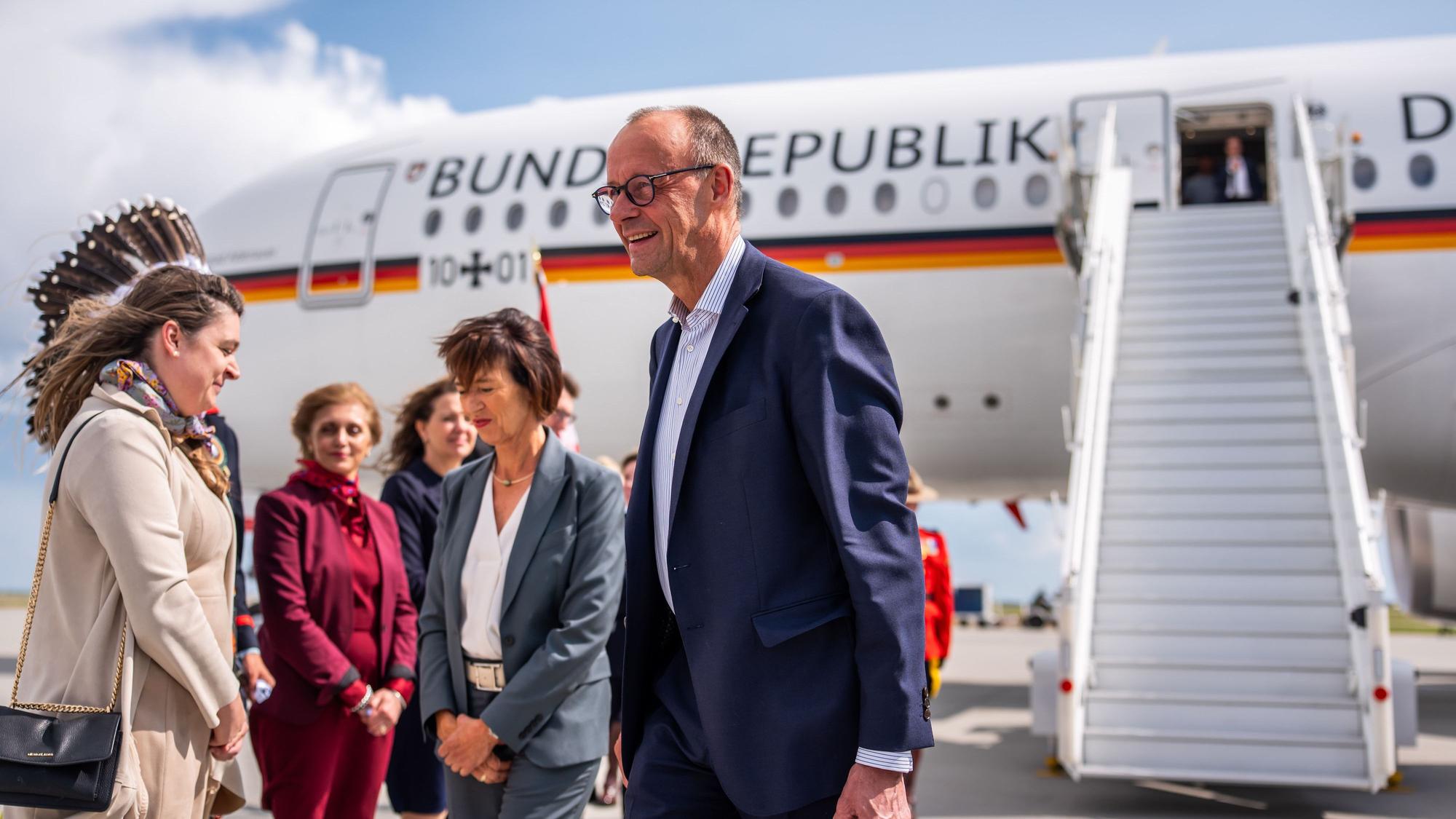 Bundeskanzler Friedrich Merz (CDU) kommt in Begleitung seiner Frau Charlotte Merz zum G7-Gipfel der Staats- und Regierungschefs auf dem Flughafen in Calgary an.