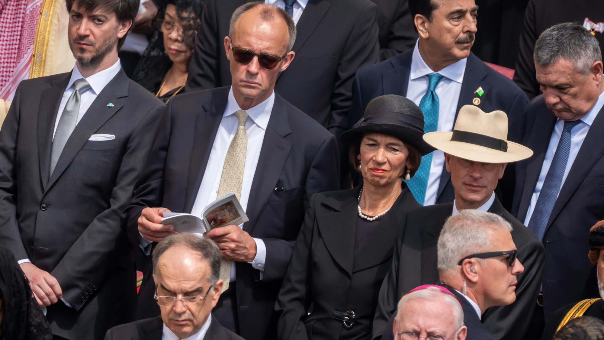 18.05.2025, Vatikan, Vatikanstadt: Bundeskanzler Friedrich Merz (CDU) und Charlotte Merz, Ehefrau von Kanzler Merz, nehmen an der Amtseinführung des neuen Papstes Leo XIV. auf dem Petersplatz teil. Der US-Amerikaner Robert Francis Prevost ist der erste Pontifex aus den Vereinigten Staaten. Foto: Michael Kappeler/dpa +++ dpa-Bildfunk +++