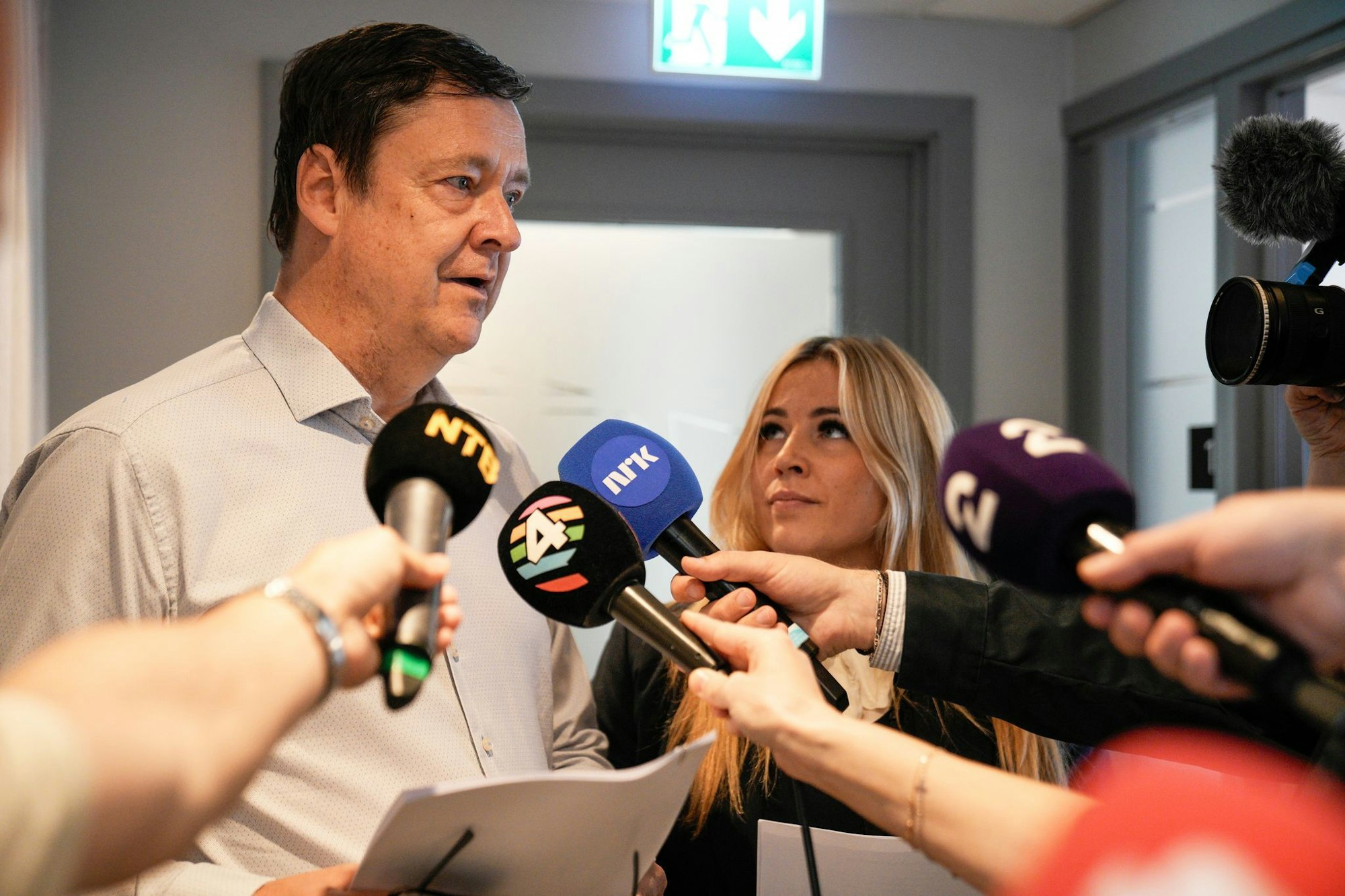 Verteidiger John Christian Elden äußert sich vor Journalisten.