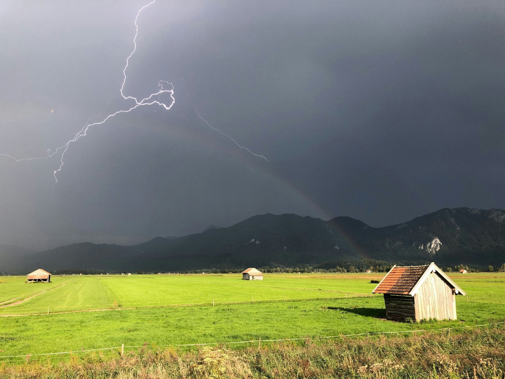 Bei Bergwanderungen sind Gewitter eine besonders große Gefahr. (Symbolbild)