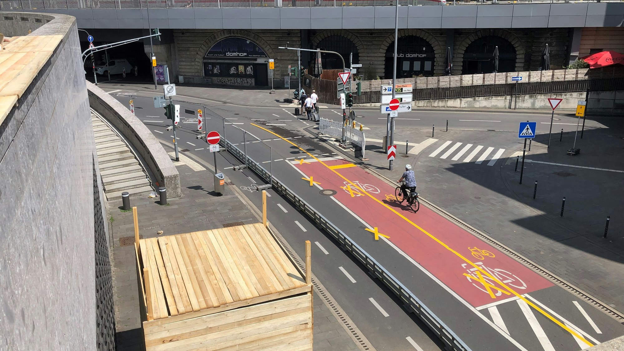 Eine Holzverschalung schützt den Dionysos-Brunnen gegenüber dem Kölner Hauptbahnhof während der Bauarbeiten am Domfriedhof.