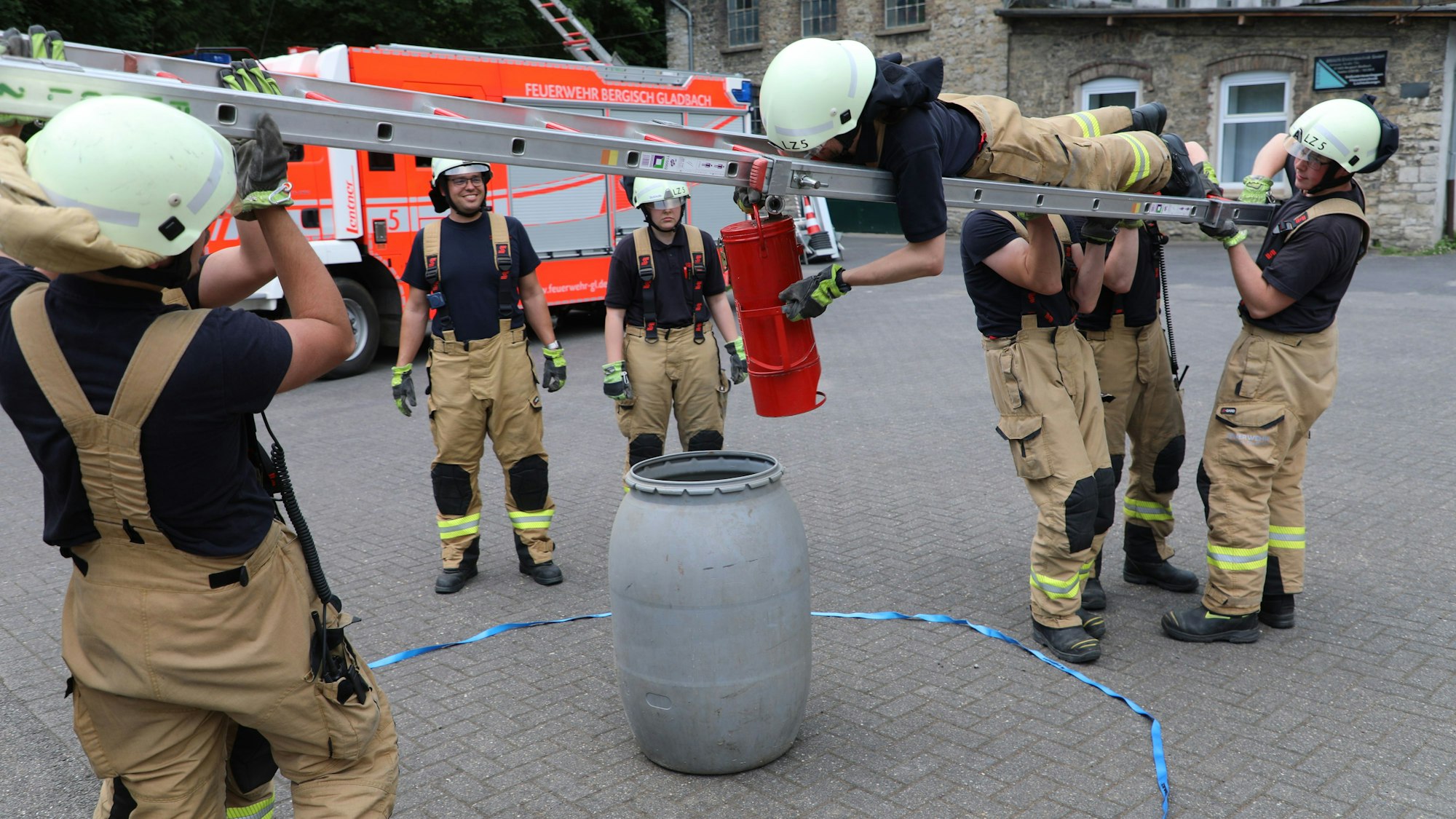 Feuerwehrleute lösen eine Kooperationsaufgabe an der Übungsstation der Unterstützungseinheit der Bergisch Gladbacher Feuerwehr.
