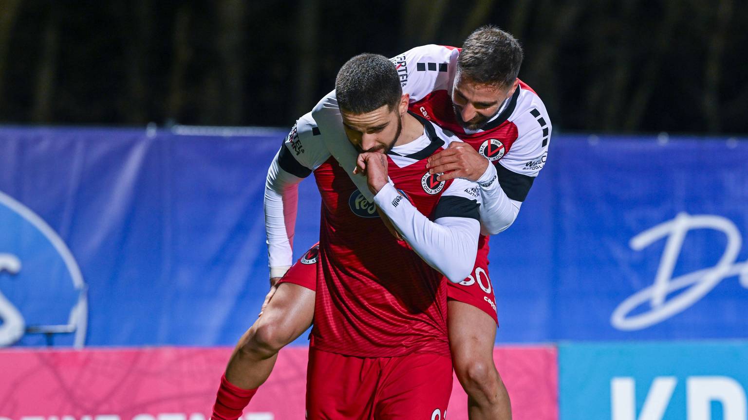 2. Bundesliga - Viktoria Köln - VfL Osnabrück am 08.12.2024 im Sportpark Höhenberg in Köln Jubel, Torjubel, Torschuetze, Torschütze Lex-Tyger Lobinger Koeln jubelt nach seinem Tor zum 0:1 mit Serhat-Semih Güler / Gueler Koeln. *** 2 Bundesliga Viktoria Köln VfL Osnabrück on 08 12 2024 at Sportpark Höhenberg in Cologne Cheering, goal celebration, goal scorer, goal scorer Lex Tyger Lobinger Koeln cheers after his goal to 0 1 with Serhat Semih Güler Gueler Koeln MT