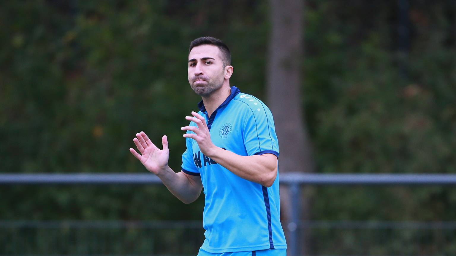 FC Pesch vs. Viktoria Arnoldsweiler Fußball Herren Verbandsliga Mittelrhein Iskender Papazoglu (Pesch) 08.12.2019 Herbert Bucco