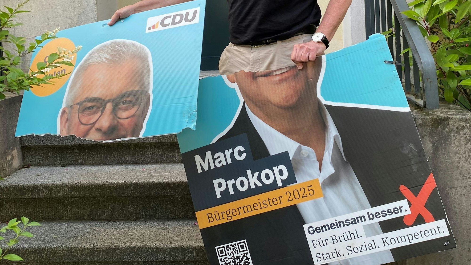 Zu sehen ist das zerstörte Wahlkampfplakat.