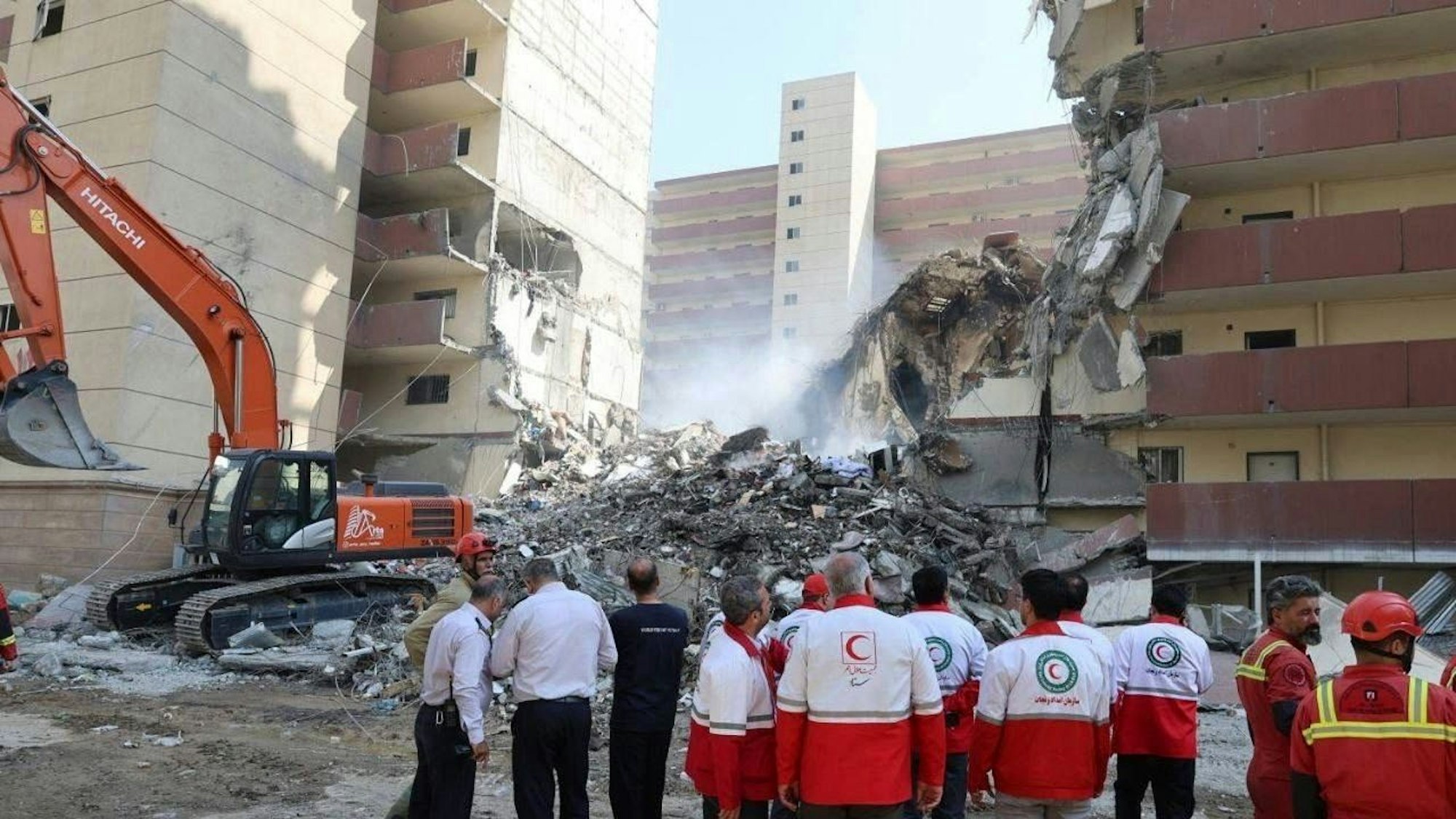 Auf diesem von der iranischen Gesellschaft des Roten Halbmonds veröffentlichten Foto arbeiten Rettungskräfte am Ort einer Explosion nach einem israelischen Angriff in Teheran.