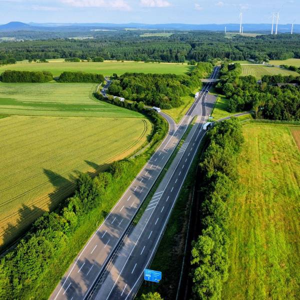 Das Bild zeigt das Ausbauende der A1 an der AS Blankenheim, Drohnenaufnahme mit Blick in Richtung Süden bei Abendlicht.