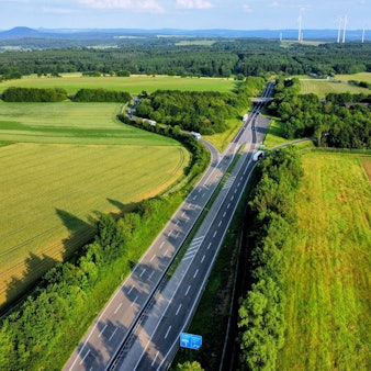 Das Bild zeigt das Ausbauende der A1 an der AS Blankenheim, Drohnenaufnahme mit Blick in Richtung Süden bei Abendlicht.