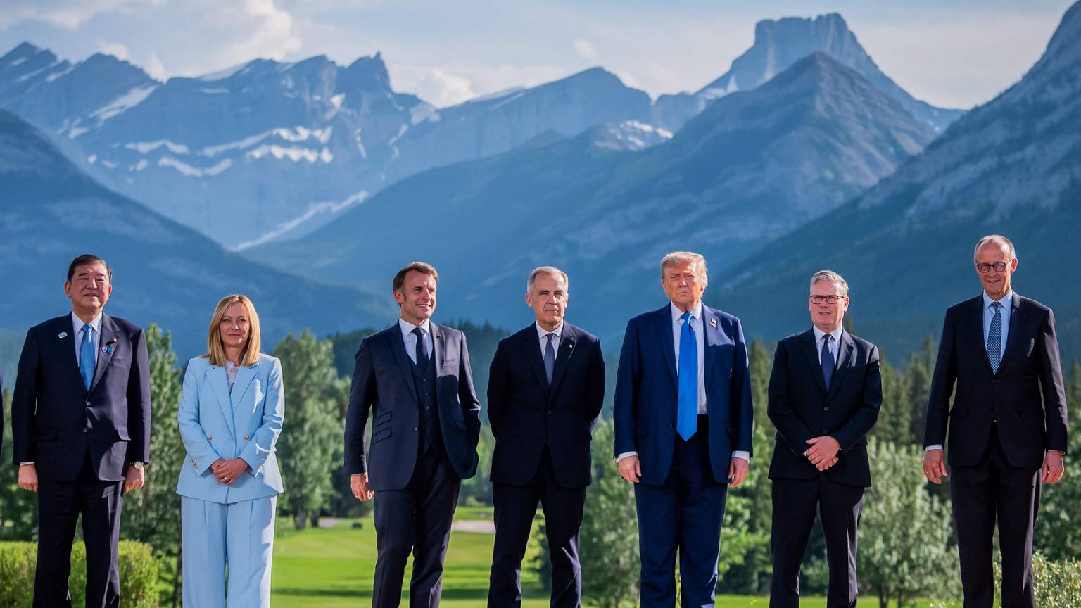 (L-R) Japanese Prime Minister Shigeru Ishiba, Italian Prime Minister Giorgia Meloni, French President Emmanuel Macron, Canadian Prime Minister Mark Carney, US President Donald Trump, British Prime Minister Keir Starmer and German Chancellor Friedrich Merz pose for a family photo during the Group of Seven (G7) Summit at the Kananaskis Country Golf Course in Kananaskis, Alberta, Canada on June 16, 2025. (Photo by Michael Kappeler / POOL / AFP)
