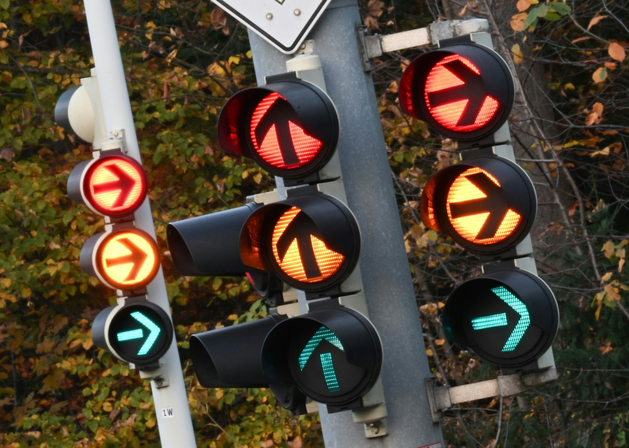 Der Blick auf die falsche Ampel führte bei Grefrath zu einem Unfall. (Symbolbild)