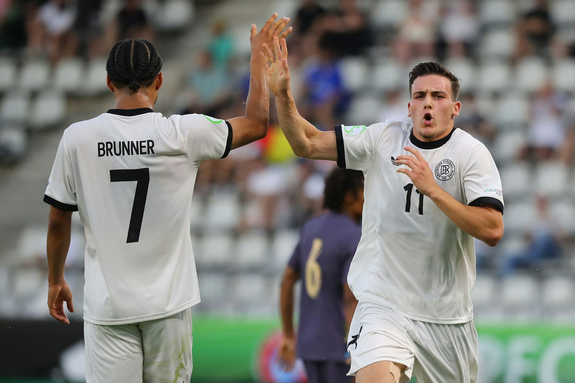 Said El Mala (r) gelangen zwei Tore beim 5:5 gegen England.