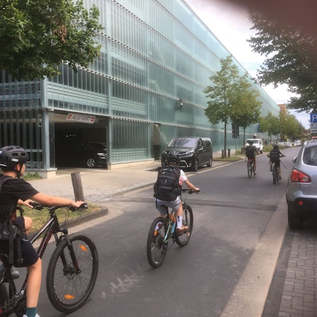 Fahrradfahrer sind auf einer Fahrradstraße in Hennef unterwegs.