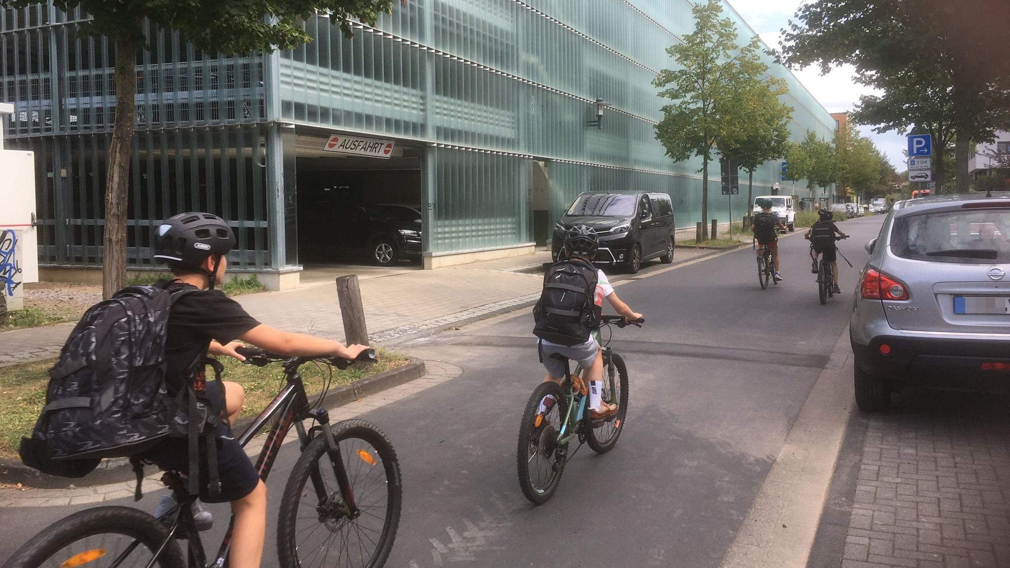 Fahrradfahrer sind auf einer Fahrradstraße in Hennef unterwegs.