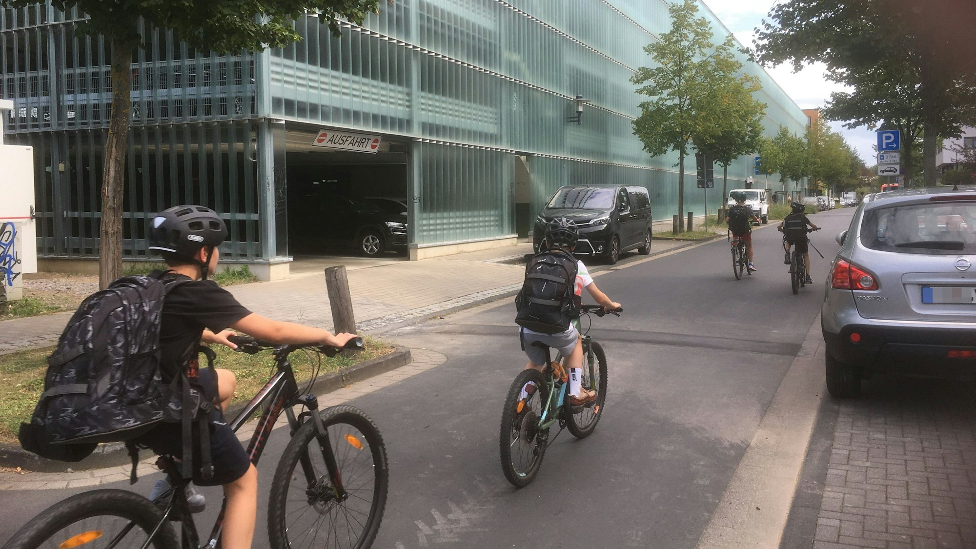 Fahrradfahrer sind auf einer Fahrradstraße in Hennef unterwegs.