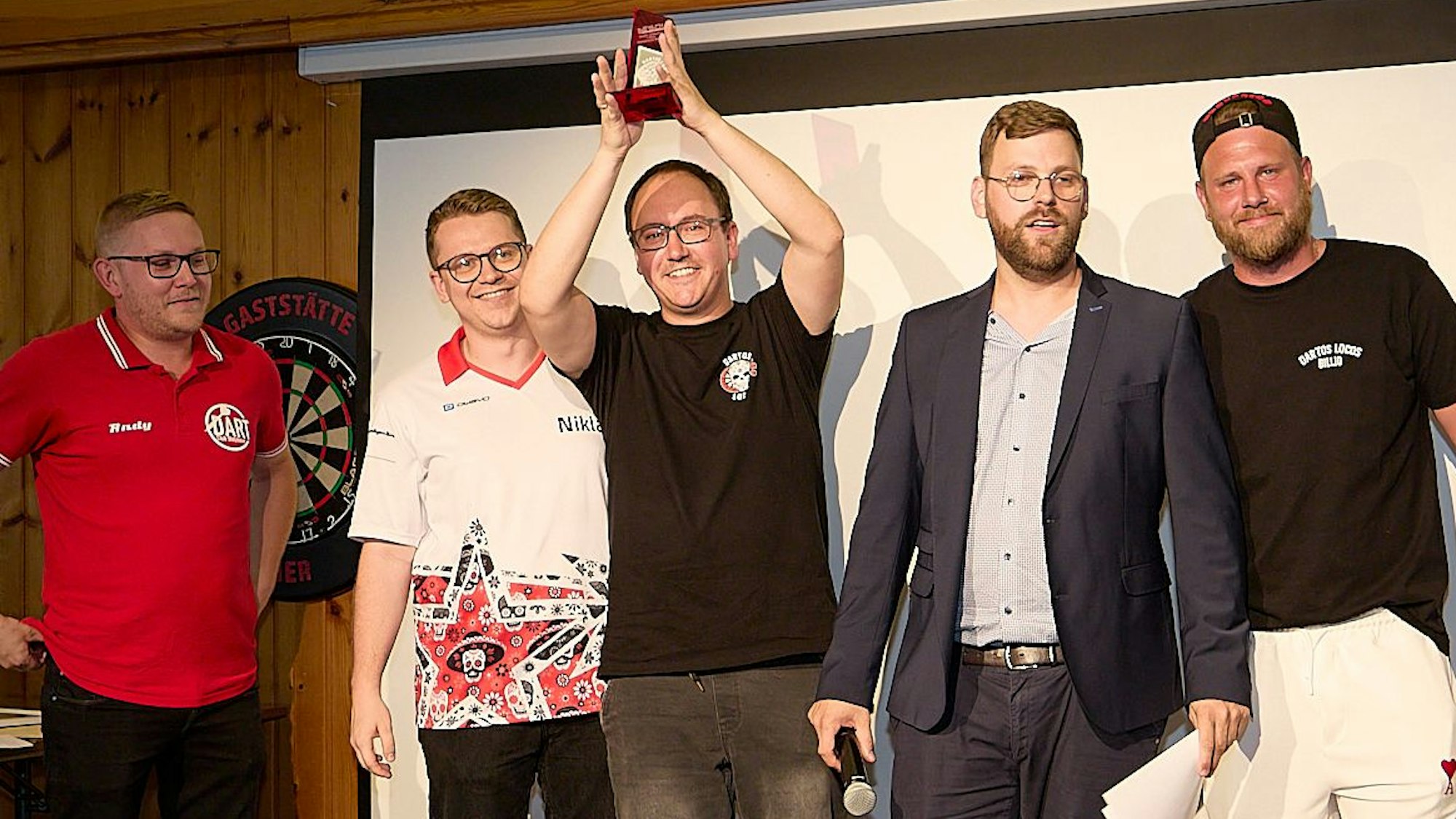 Fünf Männer haben sich zum Siegerfoto aufgestellt.