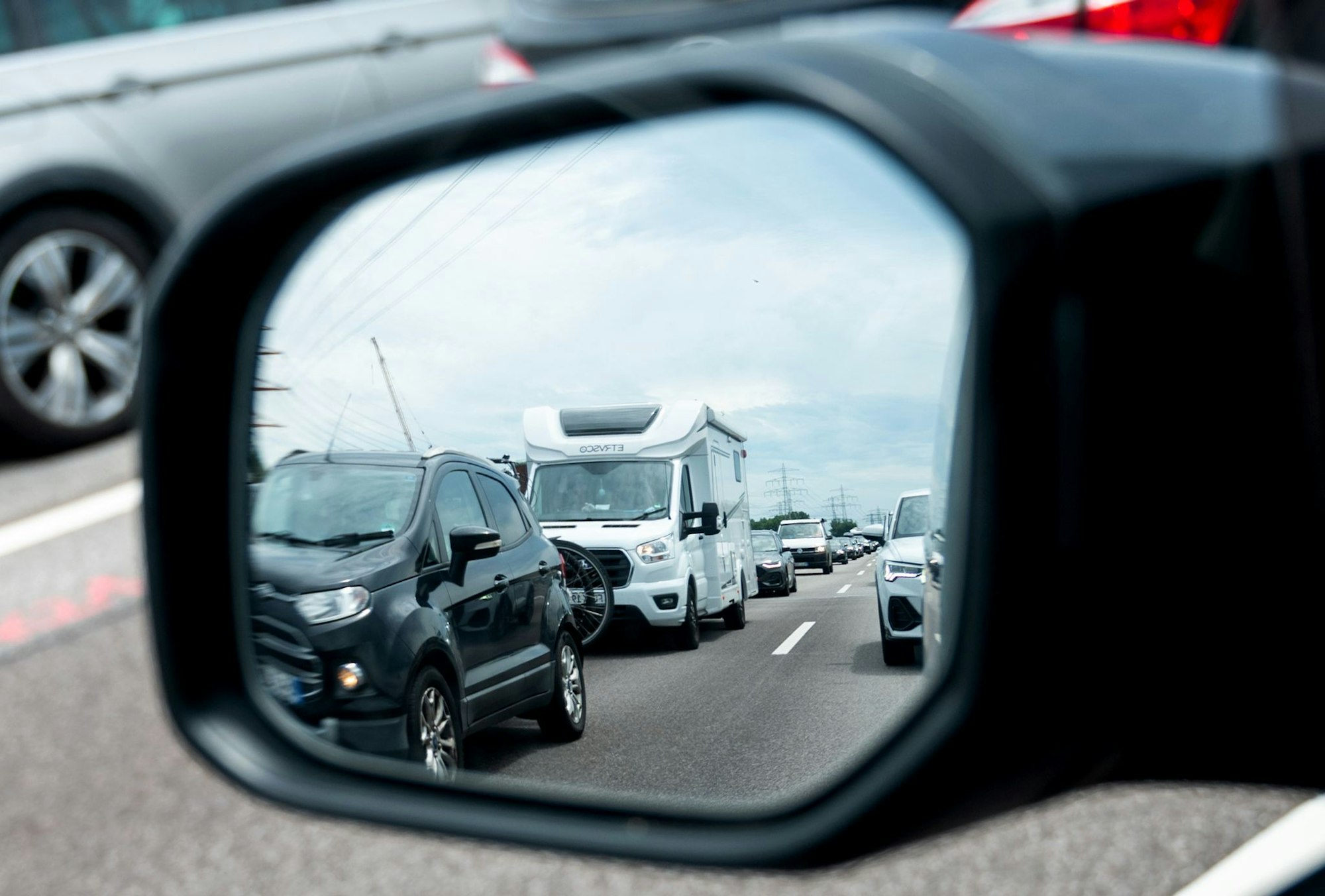 Warum rollt es links und bei mir nicht? Autofahrer sitzen im Stau oft einer getrübten Wahrnehmung auf.