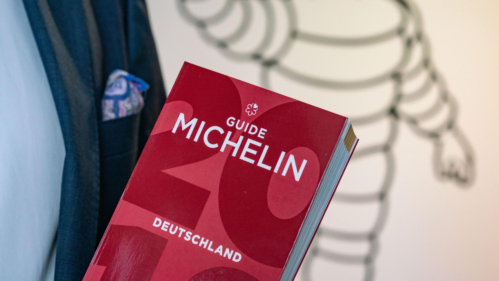 In Deutschland sind etwa zwei Dutzend Testerinnen und Tester anonym im Einsatz. Der Vergabe der begehrten Sterne liegt ein einheitliches Bewertungssystem zugrunde.