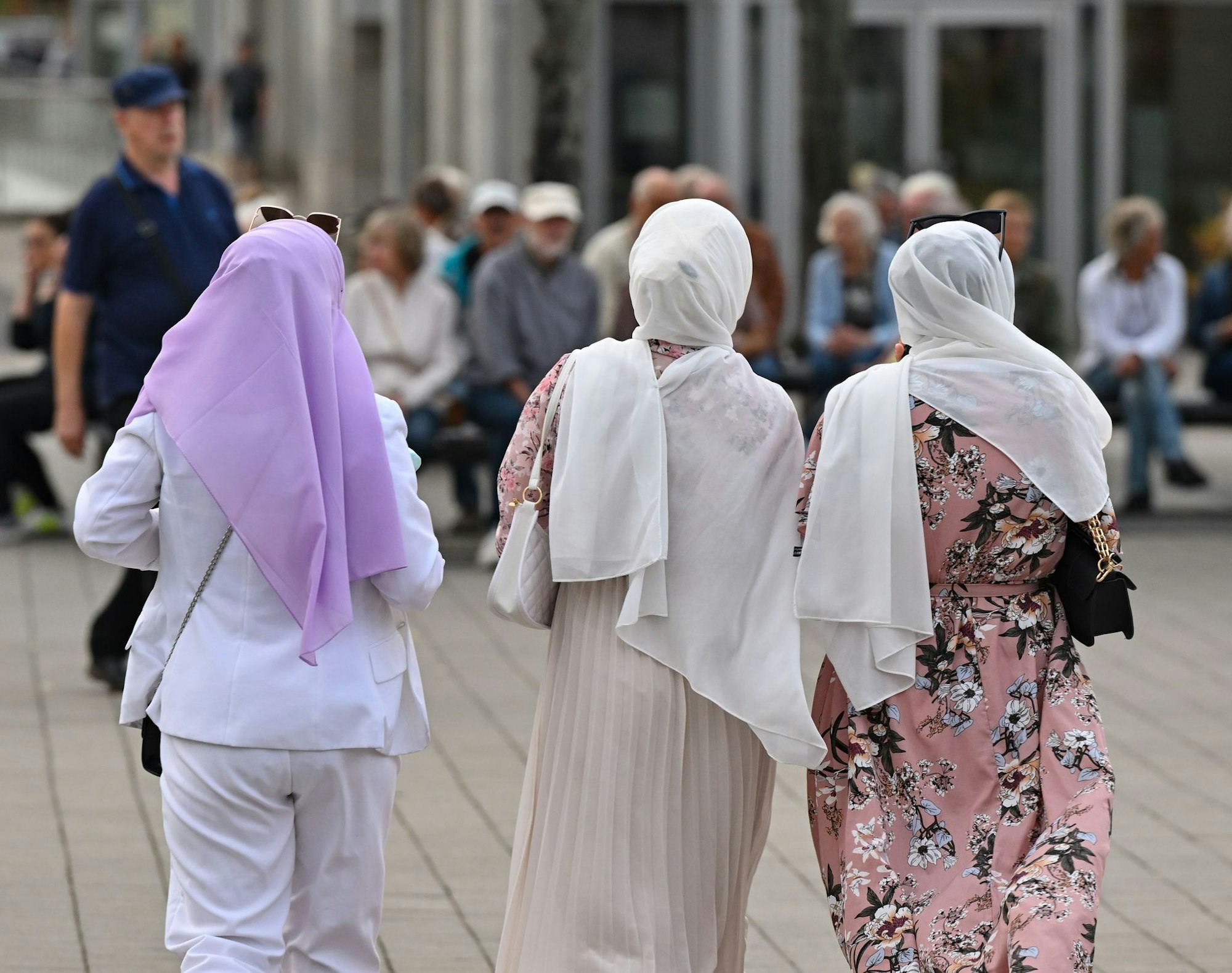 Frauen, die Kopftuch tragen, werden besonders häufig zur Zielscheibe. (Symbolbild)