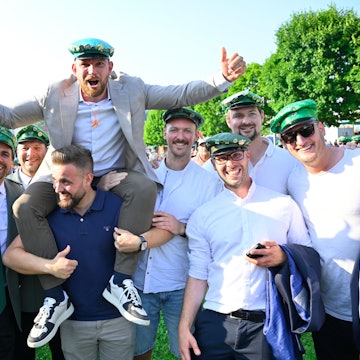 Der neue König auf den Schultern seiner Kameraden.