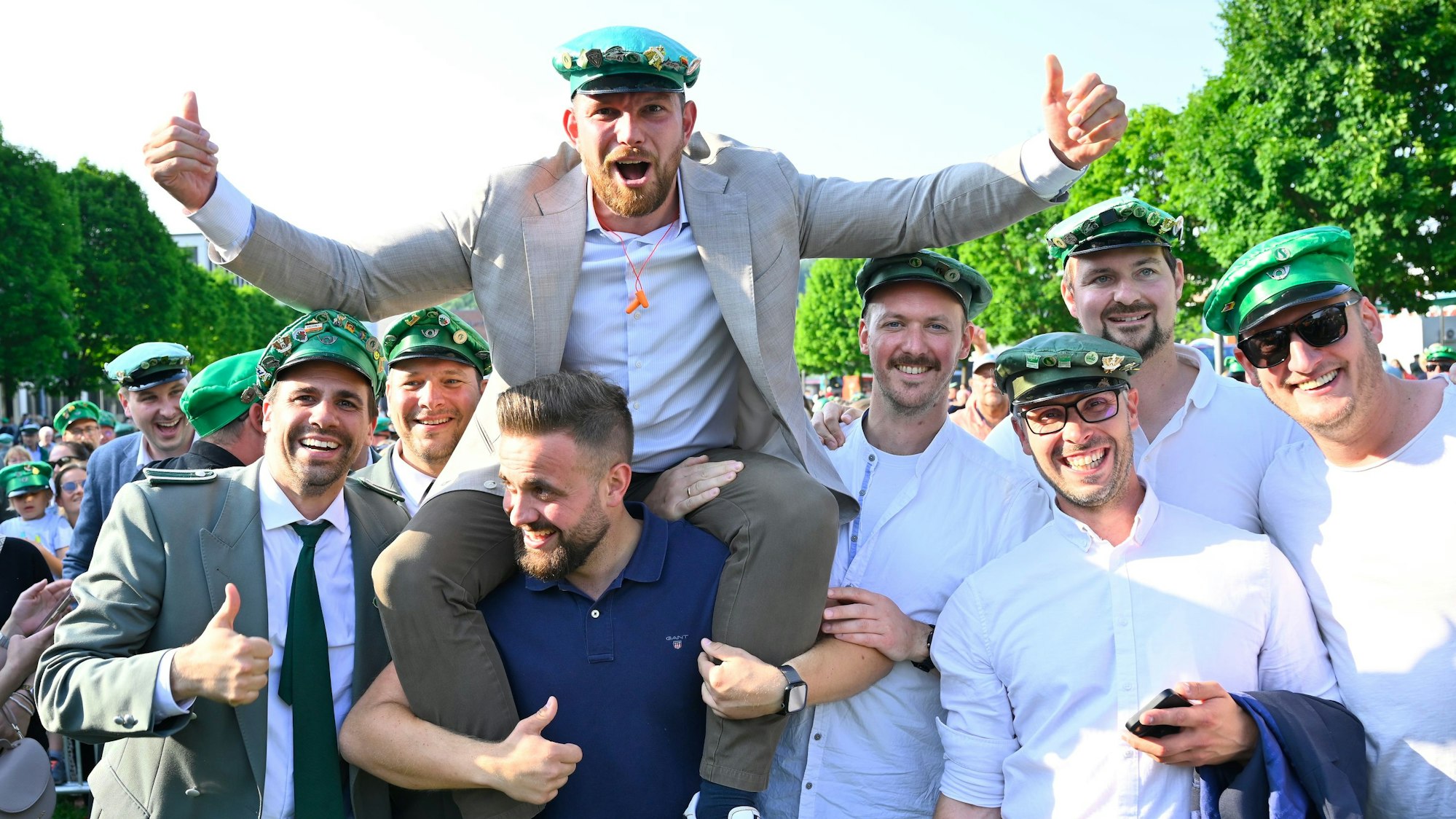 Der neue König auf den Schultern seiner Kameraden.