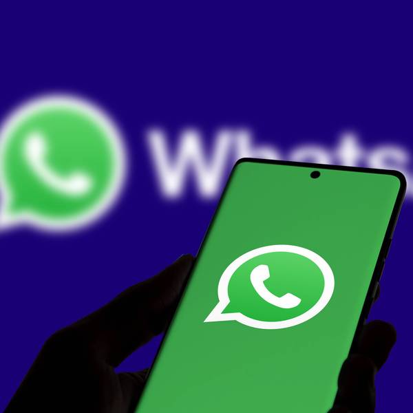 Ein Smartphone-Bildschirm zeigt die App von WhatsApp sowie das WhatsApp-Logo. (Symbolbild)