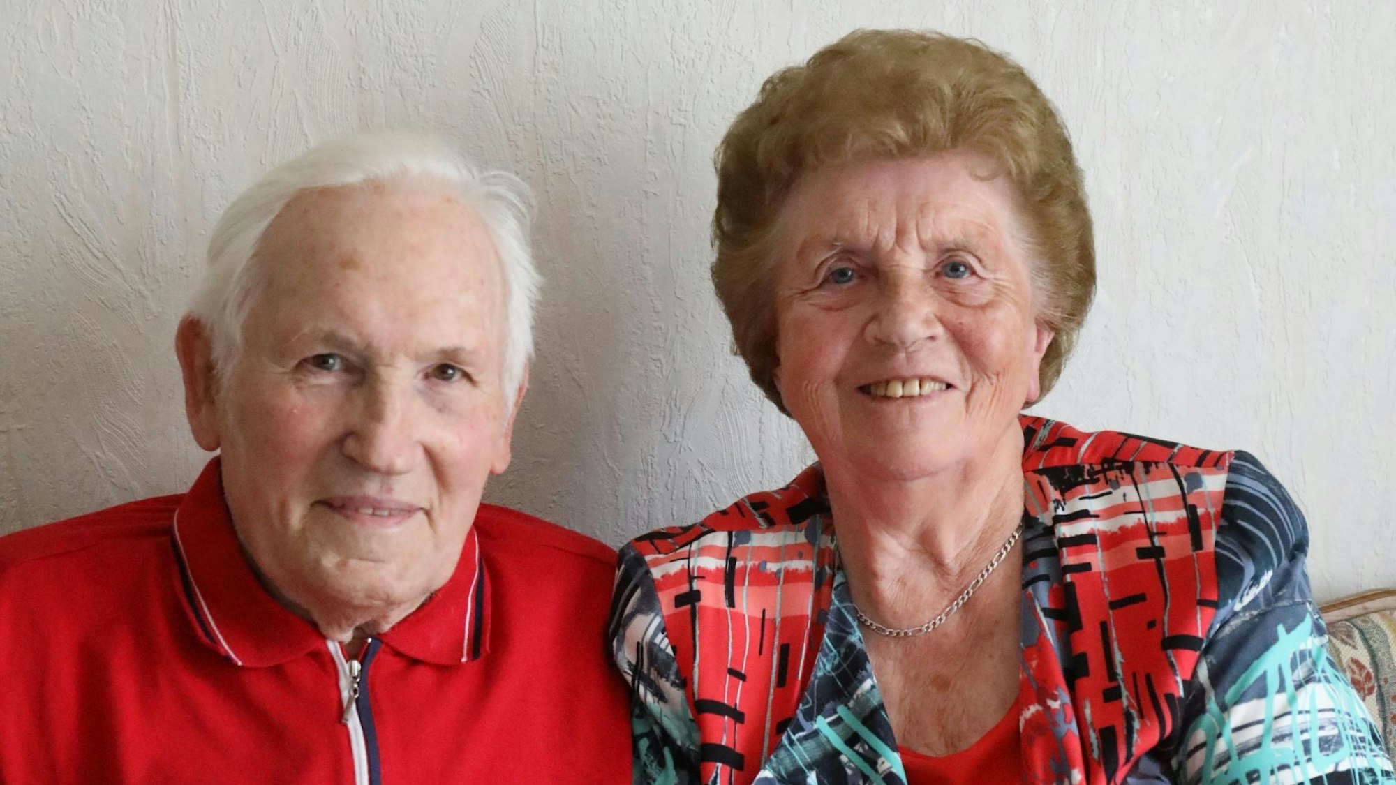 Ein Ehepaar sitzt nebeneinander.