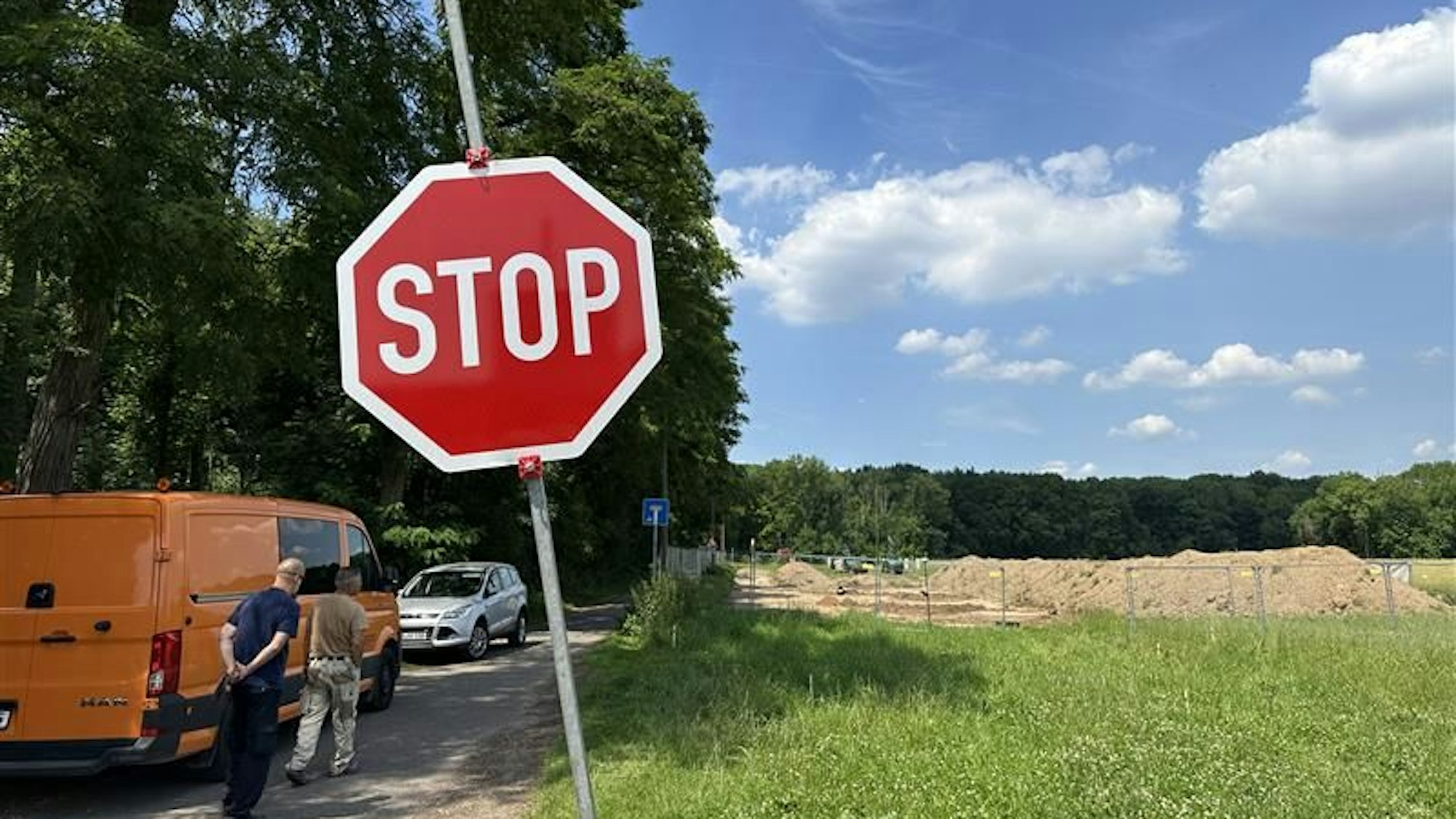 Das Bild zeigt den Kampfmittelräumdienst an der Stelle eines Weltkriegsbombenfundes in Rodenkirchen. Foto: FOlivier Keller