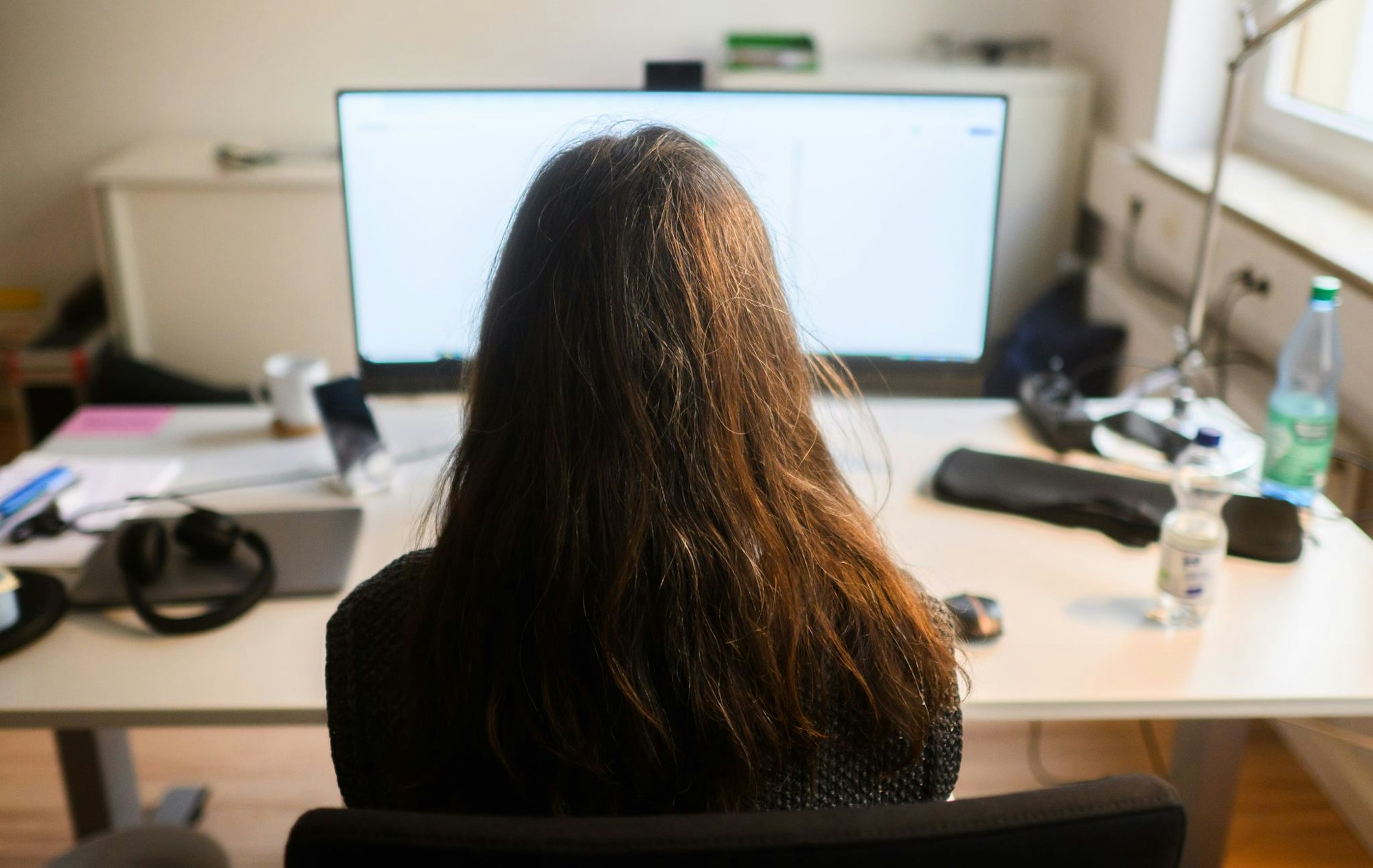 Am Arbeitsplatz sind nach einer neuen Umfrage Jobsicherheit und gutes Gehalt für viele Menschen weit wichtiger als Zusatzleistungen der Firma oder die Sinnhaftigkeit der Arbeit. (Symbolbild)