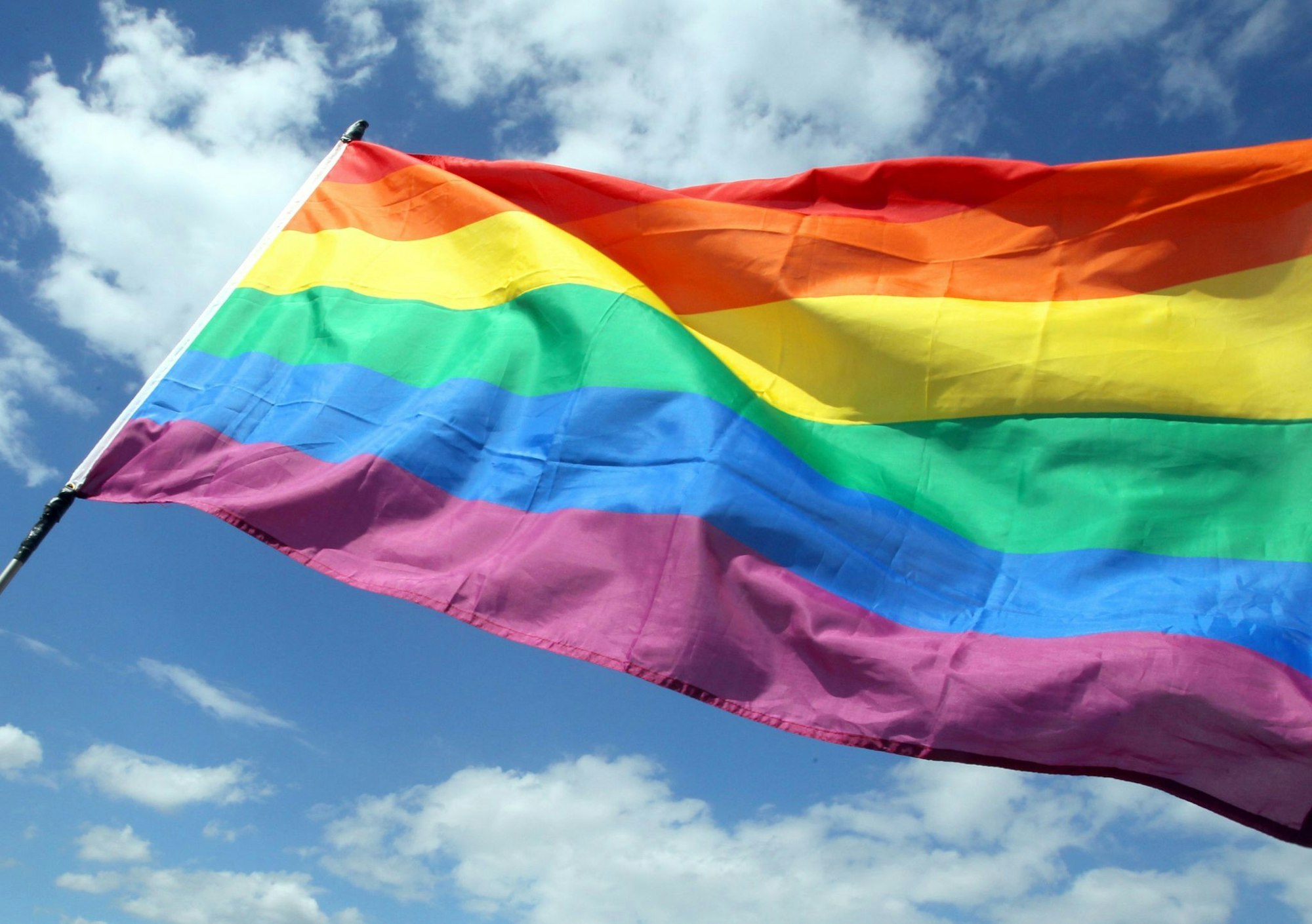 Die Grünen finden: Die Regenbogenflagge soll am CSD auf dem Reichstag aufgezogen werden. (Archivbild)