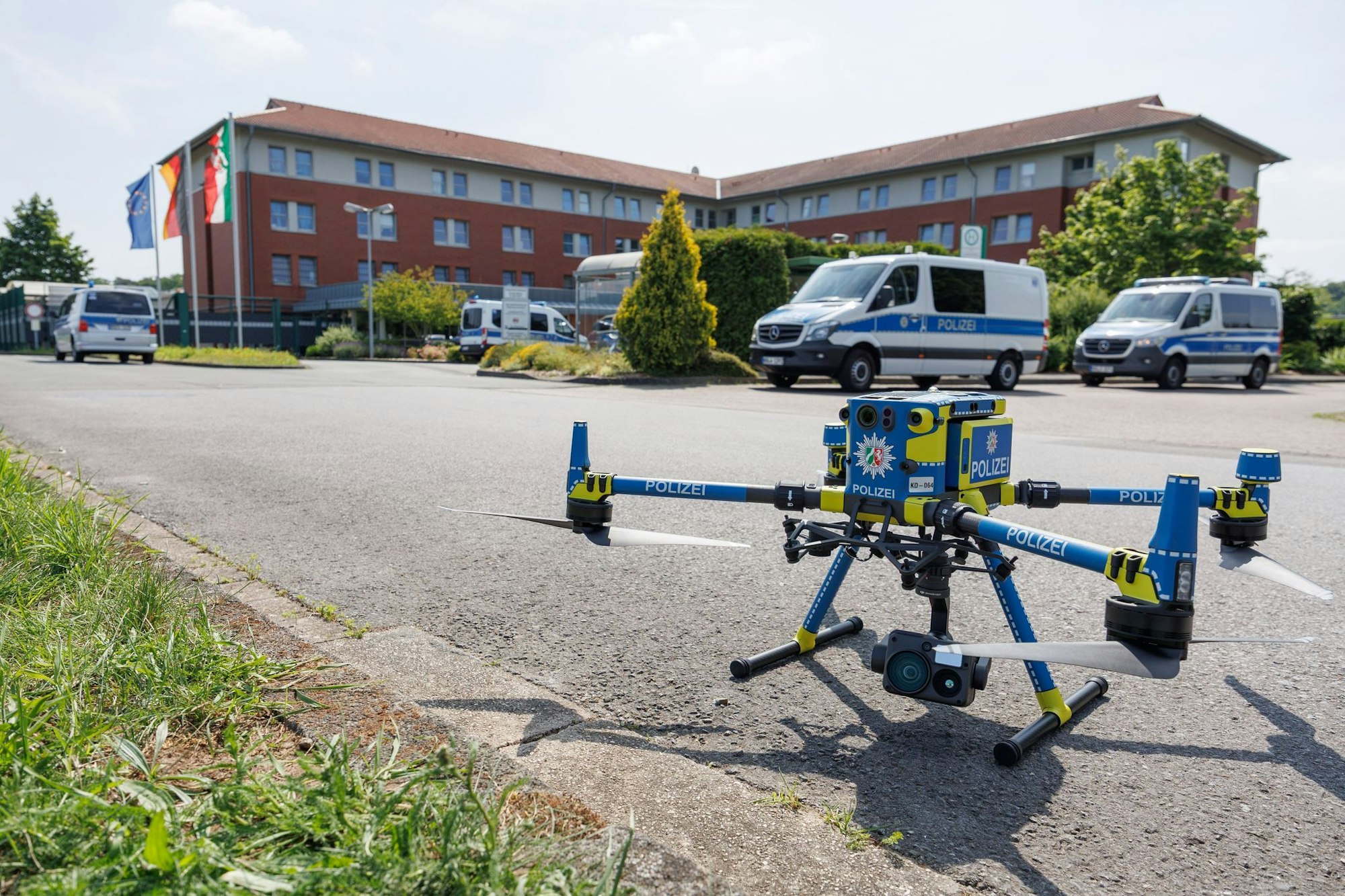 Die Polizei sucht mit einem großen Aufgebot und auch technischen Hilfsmitteln nach den Straftätern.