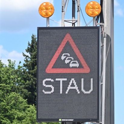 Eine Warntafel mit der Aufschrift «Stau» steht an einer Baustelle auf der Autobahn 8 bei Pforzheim.