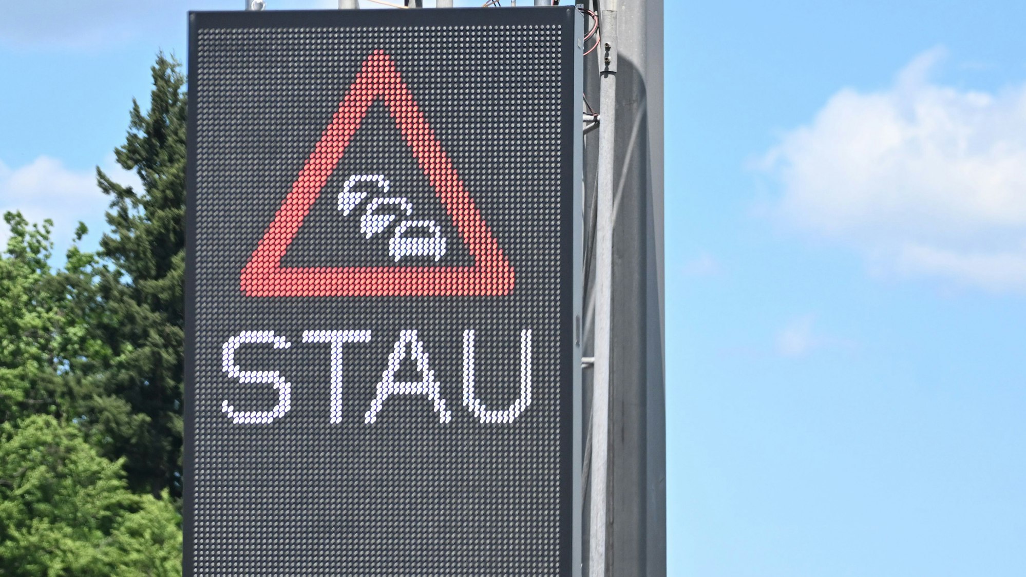 Eine Warntafel mit der Aufschrift «Stau» steht an einer Baustelle auf der Autobahn 8 bei Pforzheim.